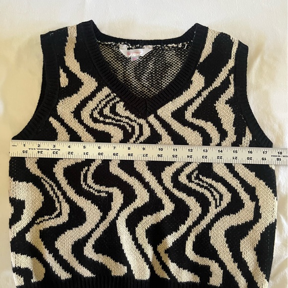 Black and Cream Retro Trippy Y2K Vest - Picture 3 of 5